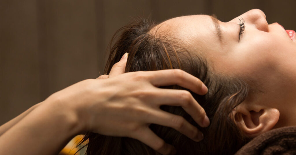 六花でヘッドスパを受ける女性のイメージ画像