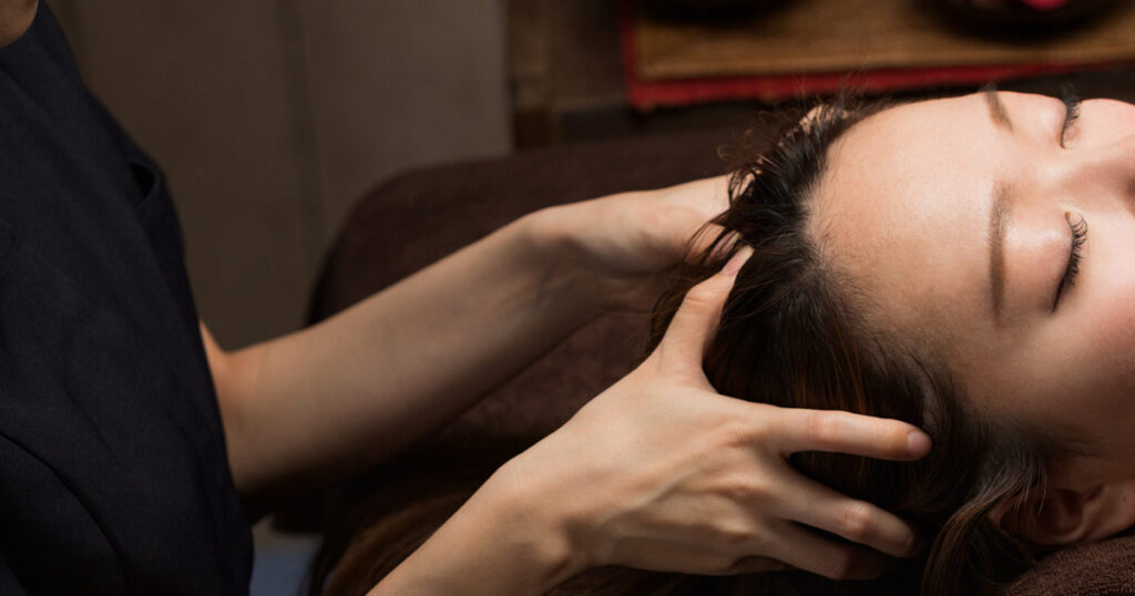 ヘッドスパを行うスタッフ