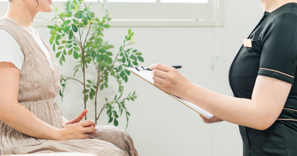 お客様の要望を聞くスタッフの画像