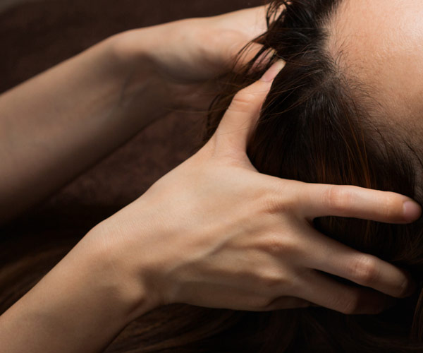 ヘッドスパをする手の様子